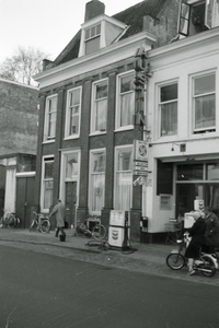 831393 Gezicht op de voorgevel van het huis Lange Nieuwstraat 85 te Utrecht; rechts een deel van de Garage Hartog ...